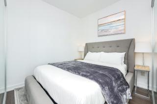 Epic 2BR Condo with Panoramic CN Tower & City View - 8