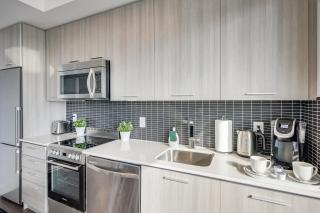 Epic 2BR Condo with Panoramic CN Tower & City View - 5