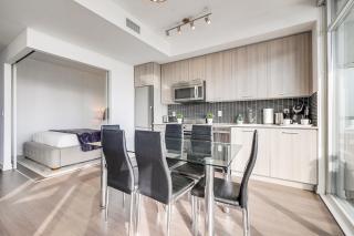 Epic 2BR Condo with Panoramic CN Tower & City View - 1