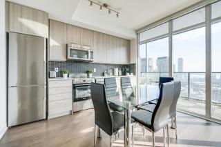 Epic 2BR Condo with Panoramic CN Tower & City View - 4