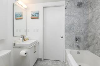 Executive 1 BR Condo - CN Tower & City View - 3