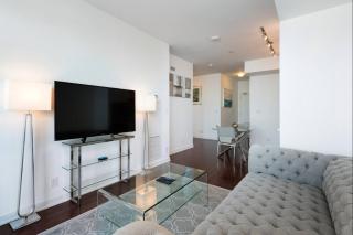 Executive 1 BR Condo - CN Tower & City View - 2