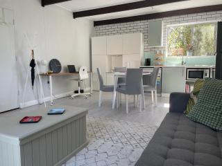 Modern studio with private patio - 4