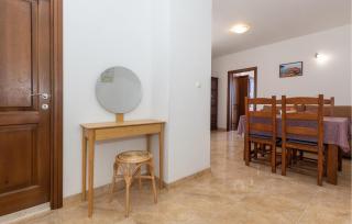 1 Bedroom Lovely Apartment In Komarna - Komarna - 8