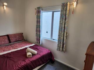An inner city 4-bedroom house with two carparks - 3