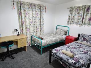 An inner city 4-bedroom house with two carparks - 4