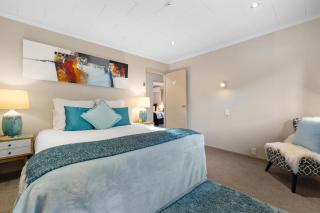 Distinctive Stylish and Spacious Family Home - Queenstown - 7