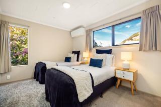 Distinctive Stylish and Spacious Family Home - Queenstown - 5