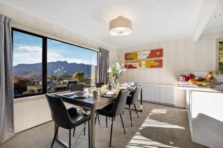Distinctive Stylish and Spacious Family Home - Queenstown - 4