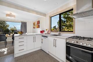 Distinctive Stylish and Spacious Family Home - Queenstown - 3