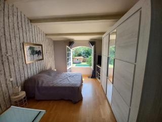 Magnifique villa avec piscine 10x5 m sur 1800m2 de terrain avec parking privatif cuisine recente equpee 3 chambres dont 2 parental au rdc avec wc separe pas de vis à vis terrain de petanque bbq climatisation jeux enfants - 3