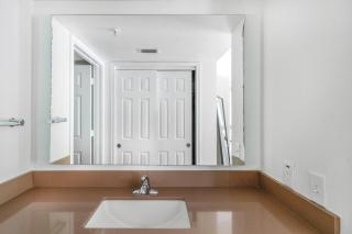 Blueground Gateway pool gym near movies ATX-250 - 2