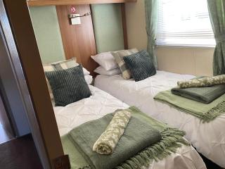 Lodge - Sleeps 6 - Parking - Garden - 2