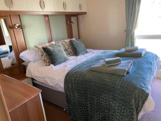 Lodge - Sleeps 6 - Parking - Garden - 1