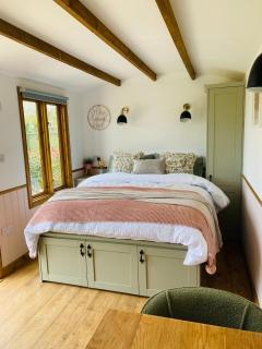 Hidden Gem Luxury Shepherd Hut - Pea Pod - Wimbish - 8