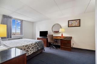 Econo Lodge Inn & Suites - Waterloo - 4