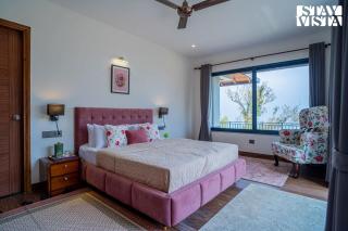 StayVista at Summerfield Manor with Lawn & Valley View - 8