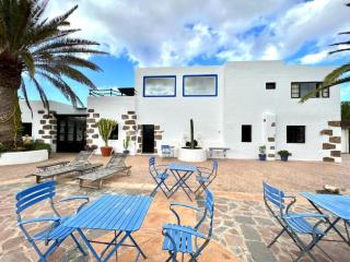 Room with breakfast included, WiFi and great pool in Yaiza - 0