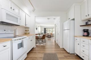 The Cochlin Cottage, AC, Fenced Backyard, Fire pit - Traverse City - 2