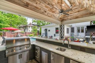 Pool Outdoor TV Fire Pit Game Room - Memphis - 2