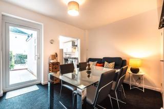 Modern House in Central Southampton with Private Off-Road Parking - Newly Refurbished - Great for Contractors, Friends & Families - Southampton - 0