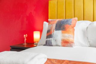 NEW! Stylish 5-Bed Apartment in Stockton-on-tees by Stay With Us, Perfect for Contractors & Large Groups, FREE Parking! - 1