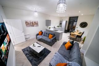 Modern 2-Bed Townhouse, Conveniently Located Near Leeds City Centre - Perfect for Corporate Stays - Farnley - 0