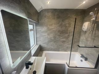 2 Bed Flat near Heathrow Airport & Elizabeth Line - 9
