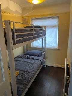 2 Bed Flat near Heathrow Airport & Elizabeth Line - 4