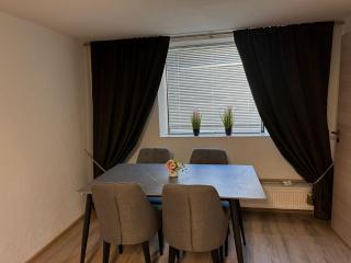 Zwei Zimmer Wohnung mit Küche - Kuchen - 0