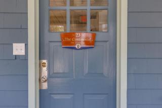 Folliday Inn - The Continental - Room 23 - 4