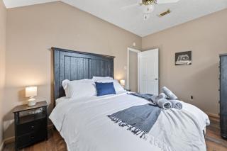 Amazing Bay Escape with Pool - Sleeps 10, Near NASA - 3