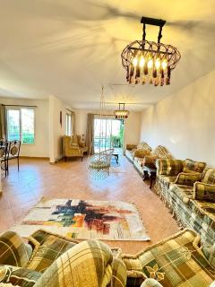 Beachfront 5-Bedrooms Villa in Einbay with Sandybeach - Ain Suchna - 4
