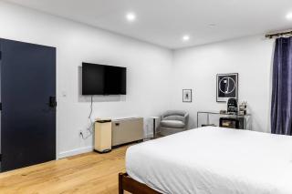 King Bed , DTWN, 50 in Roku TV , Fiber Internet, Room # 203 - Bangor - 2