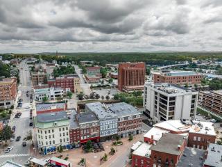 King Bed , DTWN, 50 in Roku TV , Fiber Internet, Room # 203 - Bangor - 1