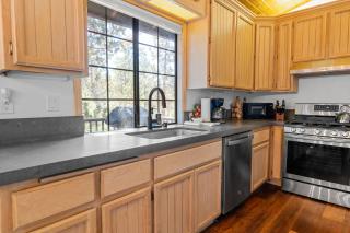 Bigfoot's Hideout - Warm and welcoming, minutes to grocery, boutiques, and entertainment! - Big Bear Lake - 6