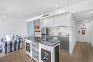 Waters Edge at Harbour Lights - Poolside Convenience - Cairns - 9
