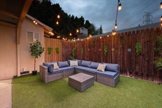 Chic Boho Retreat - Pool, Patio, Mini Golf & Arcade, Mins from Universal Studios! - Los Angeles - 8