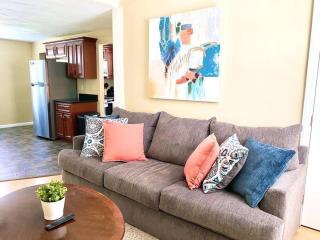 Comfy Easeful Two Bed Apartment 30 min to Boston - 0