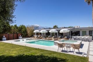 The Yucca Hotel Villa - Entire Buyout - 7