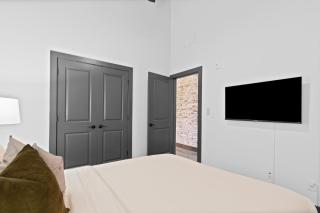 Spacious Riverfront Loft, Steps to Gateway Arch & Dining, 201 - 1