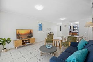 Beachside 2-Bed with Pools Gym BBQ and Parking - Alexandra Headland - 1