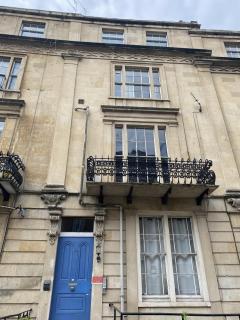 St Paul's Road Townhouse - by Clifton Short Lets - Bristol - 8