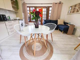 HONEYCOMB TREEHOUSE- Back up Power & Water, 2 Adults & 1 Kid - Durban - 5