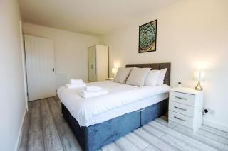 Stylish 2BR Retreat - Near Station, Free Parking - Raynes Park - 9