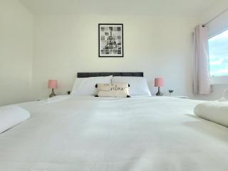 Stylish 2BR Retreat - Near Station, Free Parking - Raynes Park - 1