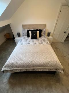 Wolf Hollow, sleeps 4 adults plus 2 children, Buxton town centre - 2