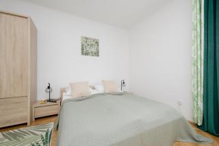 Spacious Apartment for 6 People Near the Old Town by Noclegi Renters - Varsovie - 1