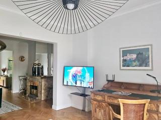Executive Apartment - PERFECT FOR REMOTE OFFICE - - 3