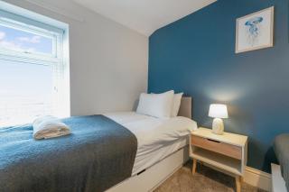 NEW! Stunning 2-Bed Home by Stay With Us, Ideal for Families, Sleeps 4! - 6